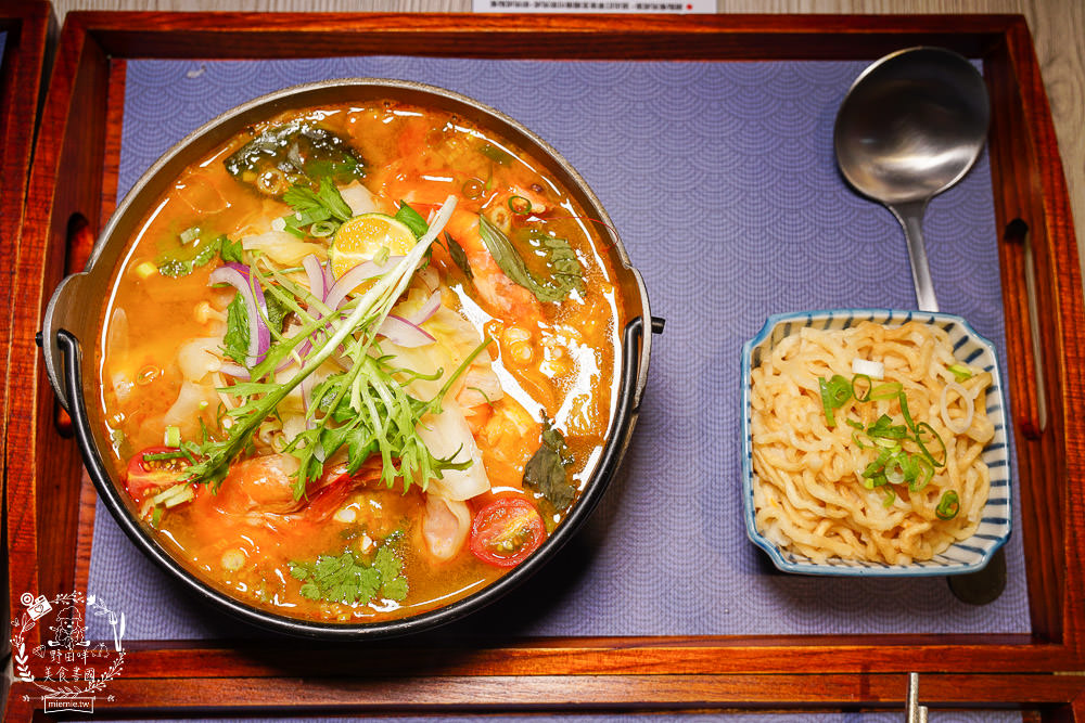 高雄[小二春福氣鍋]鼎中路平價鍋物!晚上常常大爆滿|火鍋料超豐富