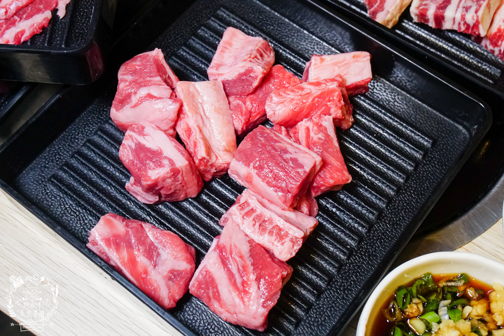 高雄[小林食堂燒肉吃到飽]美國Choice原塊肉現切爽爽吃到飽!升級還有爆厚實鮭魚生魚片吃到飽!