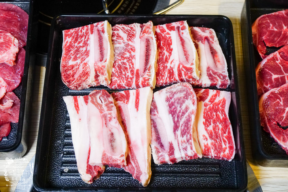 高雄[小林食堂燒肉吃到飽]美國Choice原塊肉現切爽爽吃到飽!升級還有爆厚實鮭魚生魚片吃到飽!