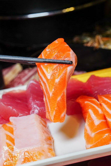 高雄[小林食堂燒肉吃到飽]美國Choice原塊肉現切爽爽吃到飽!升級還有爆厚實鮭魚生魚片吃到飽!