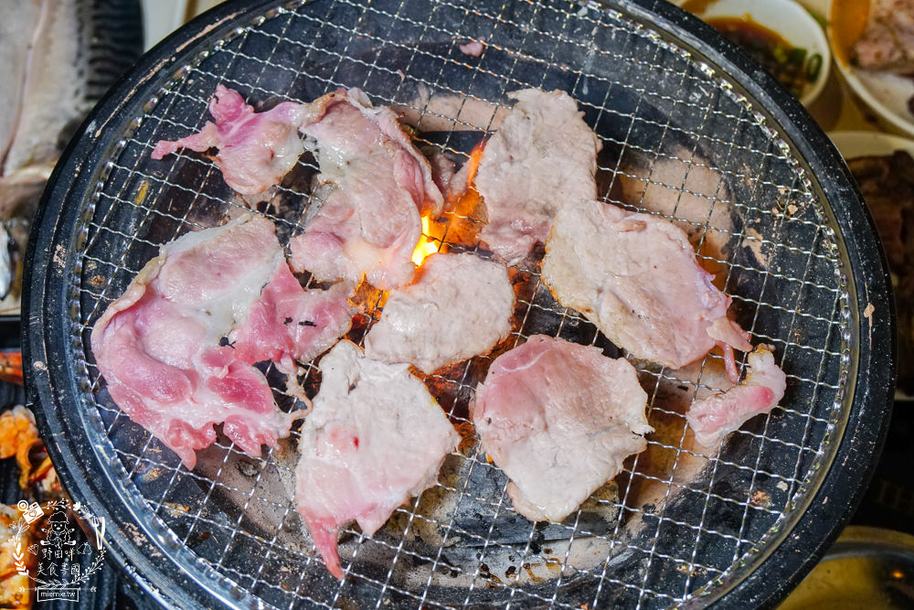 高雄[小林食堂燒肉吃到飽]美國Choice原塊肉現切爽爽吃到飽!升級還有爆厚實鮭魚生魚片吃到飽!