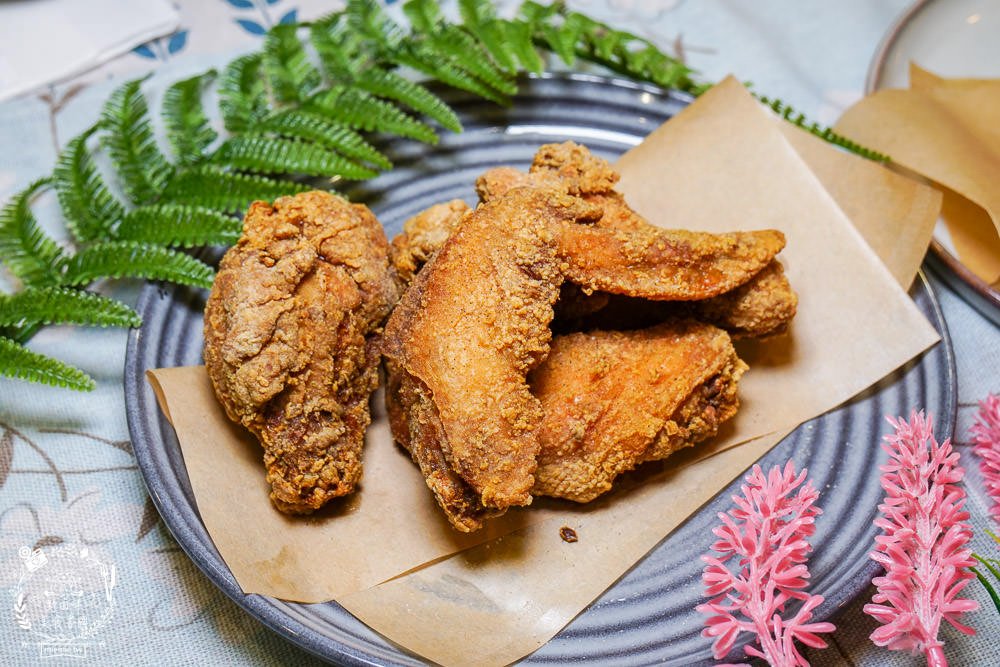高雄[小歐圓餐館]隱藏在苓雅市場附近的平價美食!手作草莓生吐司太夢幻療癒了!