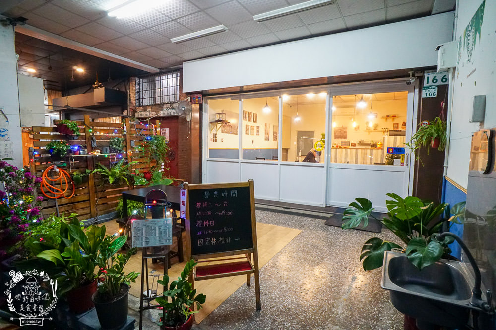 高雄[小歐圓餐館]隱藏在苓雅市場附近的平價美食!手作草莓生吐司太夢幻療癒了!
