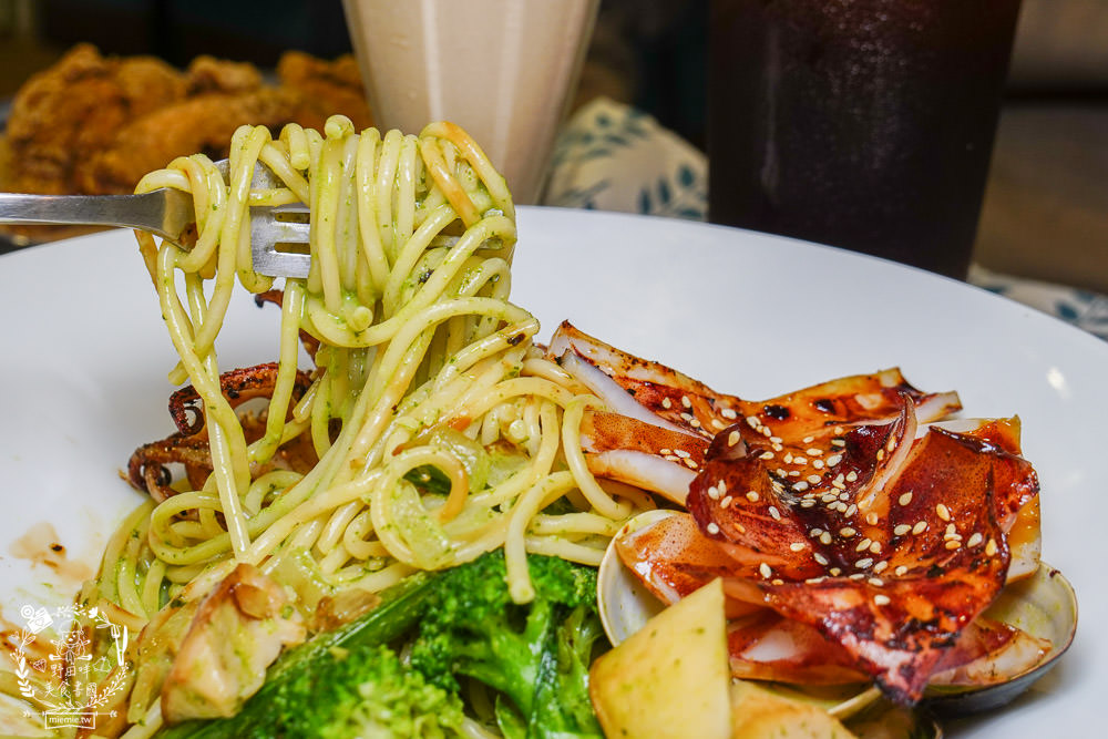高雄[小歐圓餐館]隱藏在苓雅市場附近的平價美食!手作草莓生吐司太夢幻療癒了!