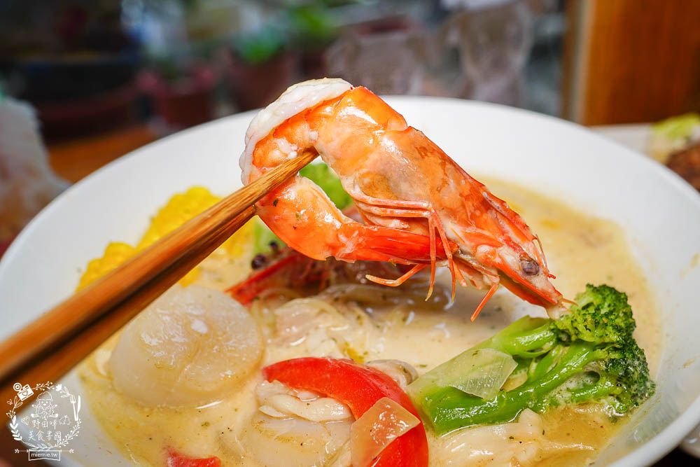 高雄[小義樓]居然有超獨特義大利拉麵?照燒醬香味大噴發?隱藏料理激推!