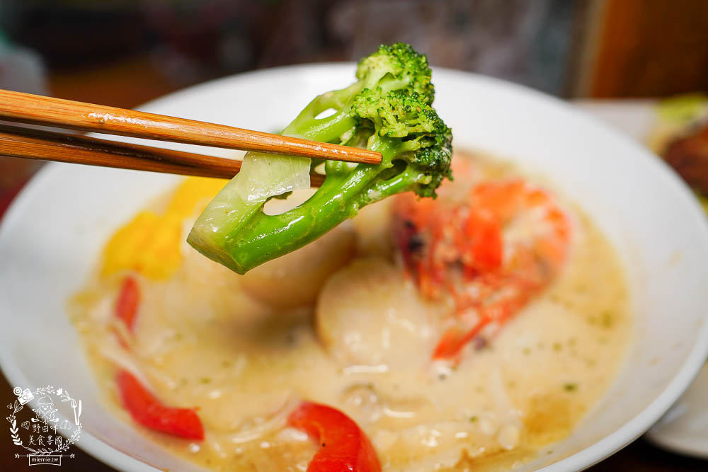 高雄[小義樓]居然有超獨特義大利拉麵?照燒醬香味大噴發?隱藏料理激推!