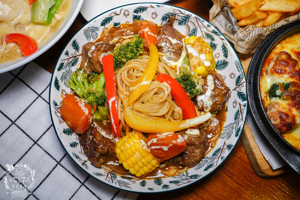 高雄[小義樓]居然有超獨特義大利拉麵?照燒醬香味大噴發?隱藏料理激推!