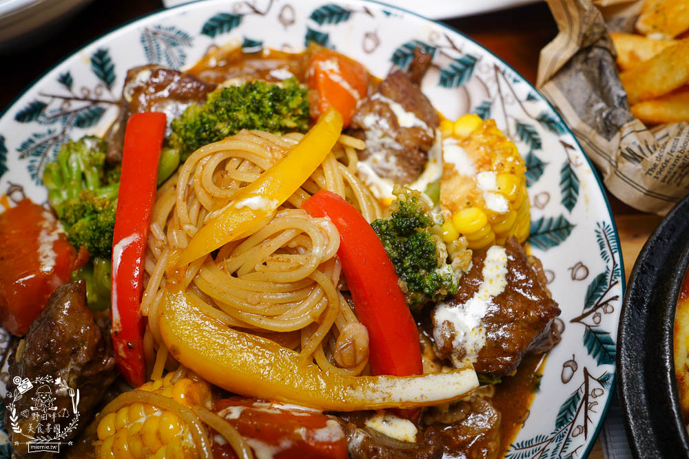 高雄[小義樓]居然有超獨特義大利拉麵?照燒醬香味大噴發?隱藏料理激推!