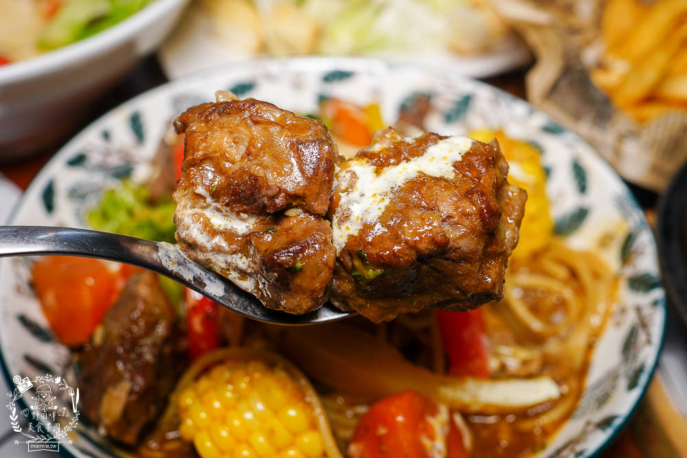 高雄[小義樓]居然有超獨特義大利拉麵?照燒醬香味大噴發?隱藏料理激推!