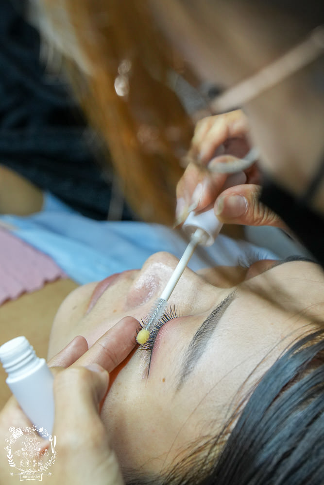 高雄美睫美甲推薦!尤曼美學!超閃耀的貓眼星河藍！還有讓雙眼更靈動的人魚美睫