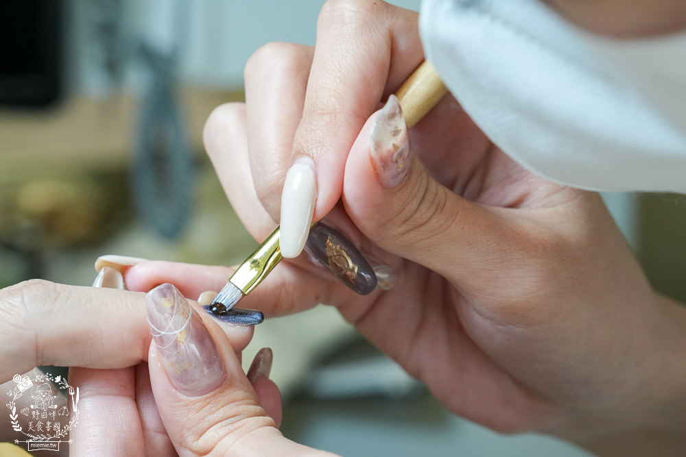 高雄美睫美甲推薦!尤曼美學!超閃耀的貓眼星河藍！還有讓雙眼更靈動的人魚美睫