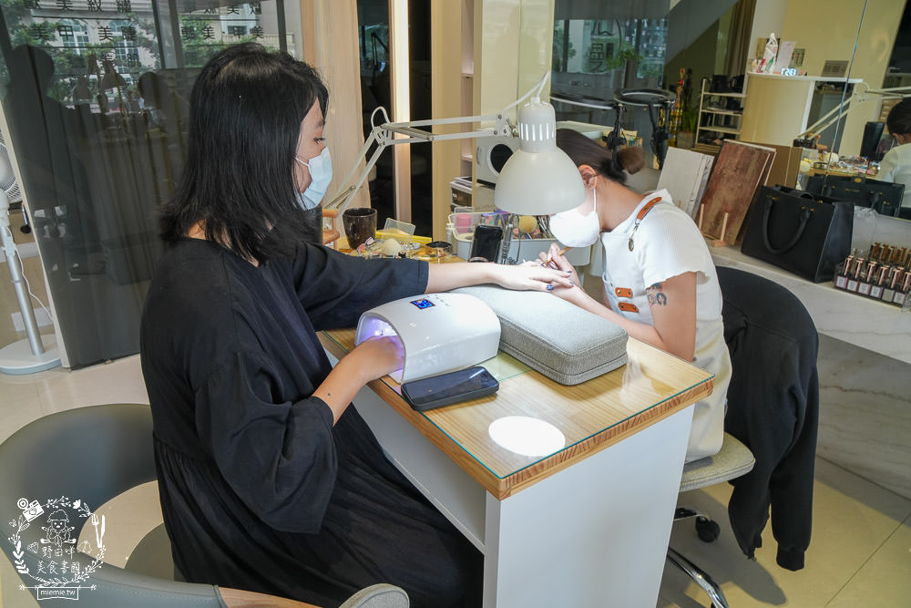 高雄美睫美甲推薦!尤曼美學!超閃耀的貓眼星河藍！還有讓雙眼更靈動的人魚美睫