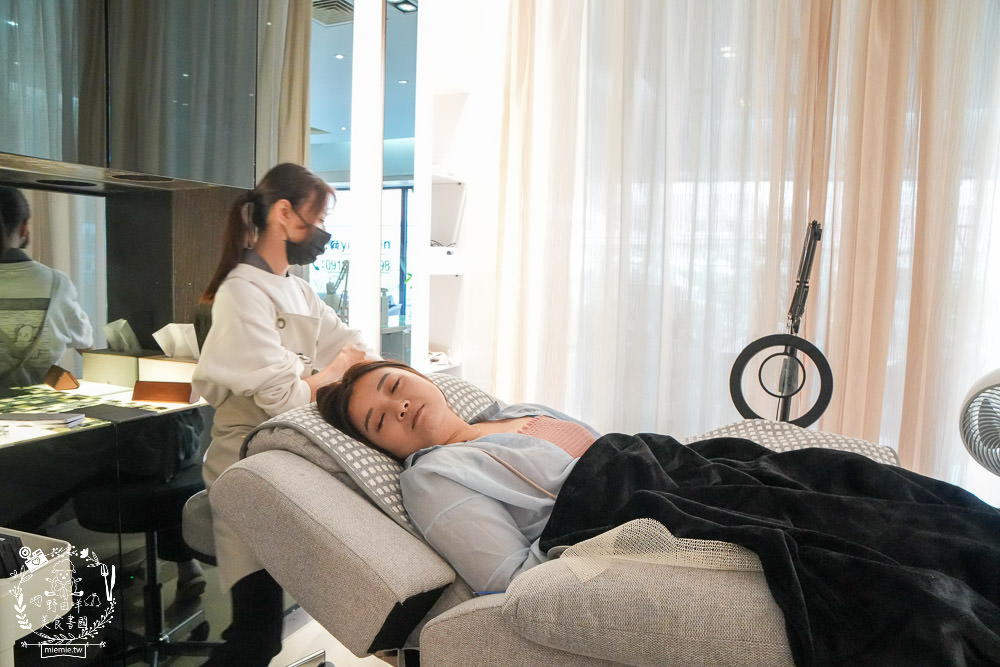 高雄美睫美甲推薦!尤曼美學!超閃耀的貓眼星河藍！還有讓雙眼更靈動的人魚美睫