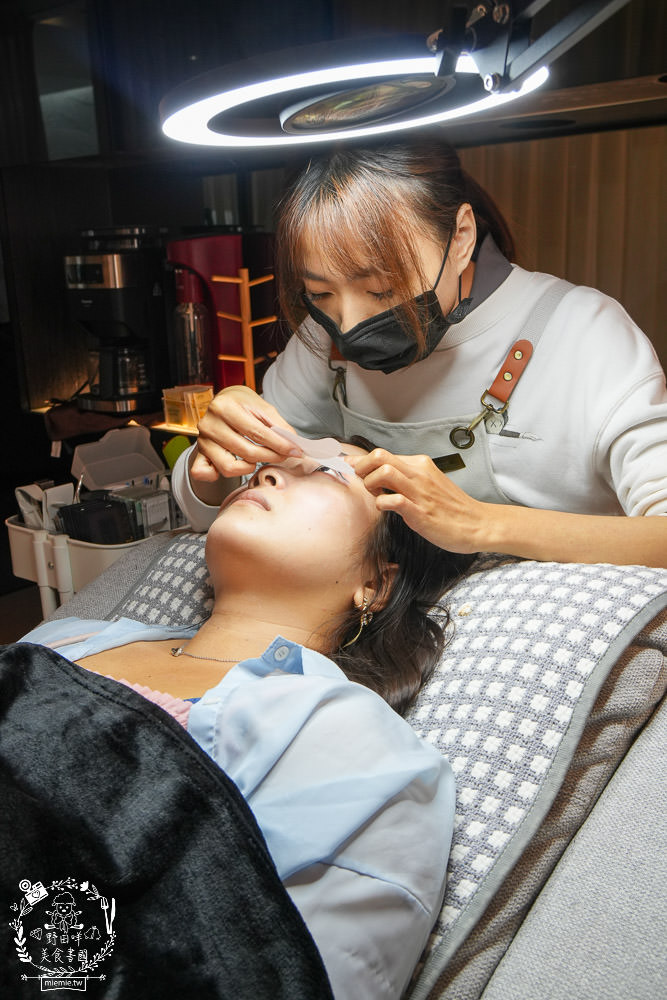 高雄美睫美甲推薦!尤曼美學!超閃耀的貓眼星河藍！還有讓雙眼更靈動的人魚美睫