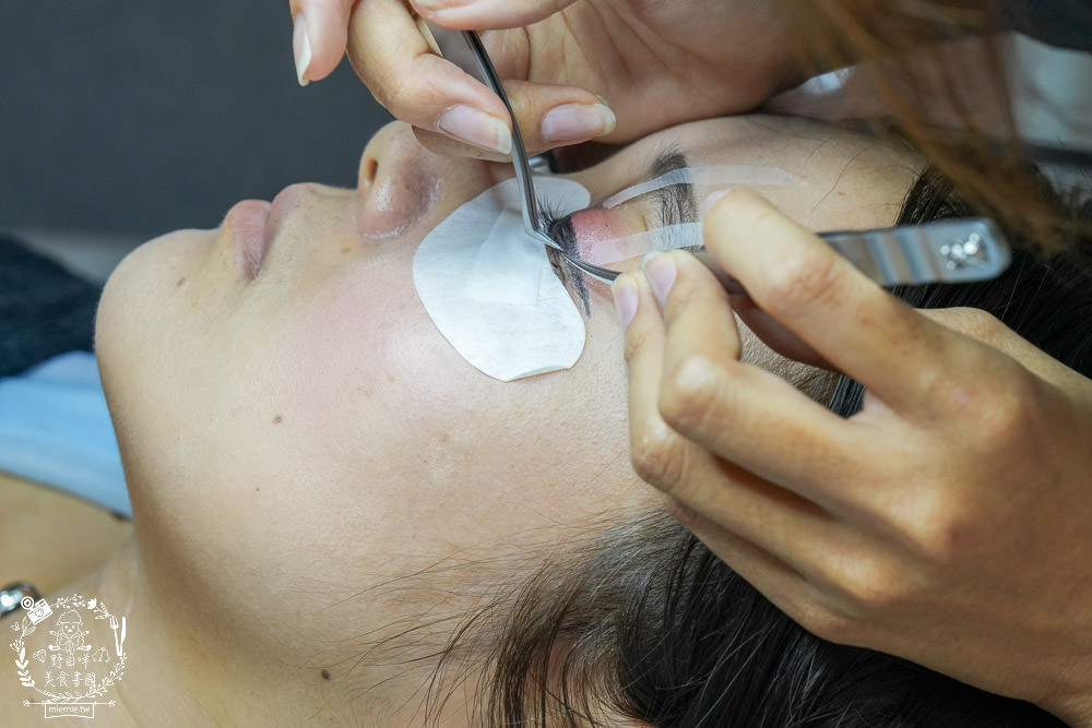 高雄美睫美甲推薦!尤曼美學!超閃耀的貓眼星河藍！還有讓雙眼更靈動的人魚美睫