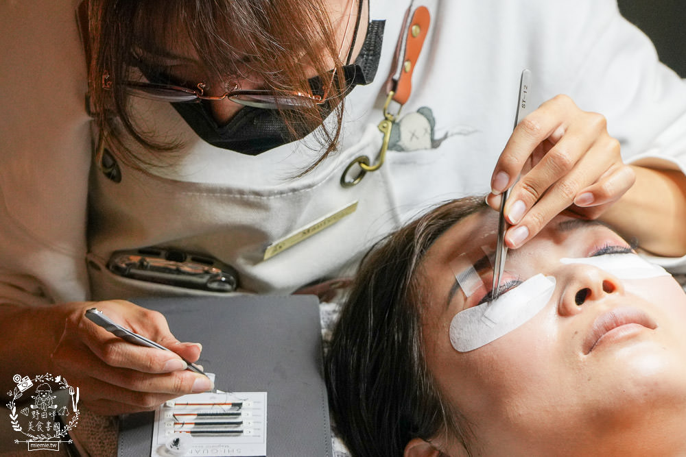 高雄美睫美甲推薦!尤曼美學!超閃耀的貓眼星河藍！還有讓雙眼更靈動的人魚美睫