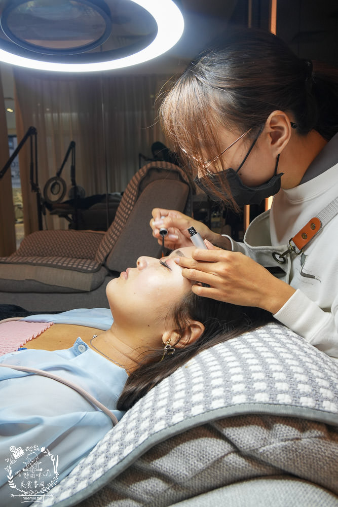 高雄美睫美甲推薦!尤曼美學!超閃耀的貓眼星河藍！還有讓雙眼更靈動的人魚美睫