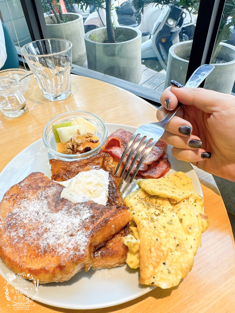 高雄美睫美甲推薦!尤曼美學!超閃耀的貓眼星河藍！還有讓雙眼更靈動的人魚美睫