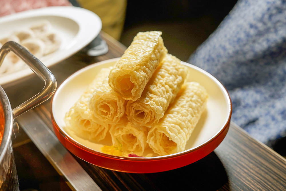 高雄超人氣屋頂海洋餐廳回歸囉!迷幻繽紛的華麗餐酒館!泰式火鍋超澎湃~