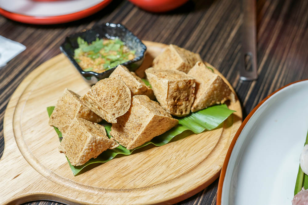 高雄超人氣屋頂海洋餐廳回歸囉!迷幻繽紛的華麗餐酒館!泰式火鍋超澎湃~