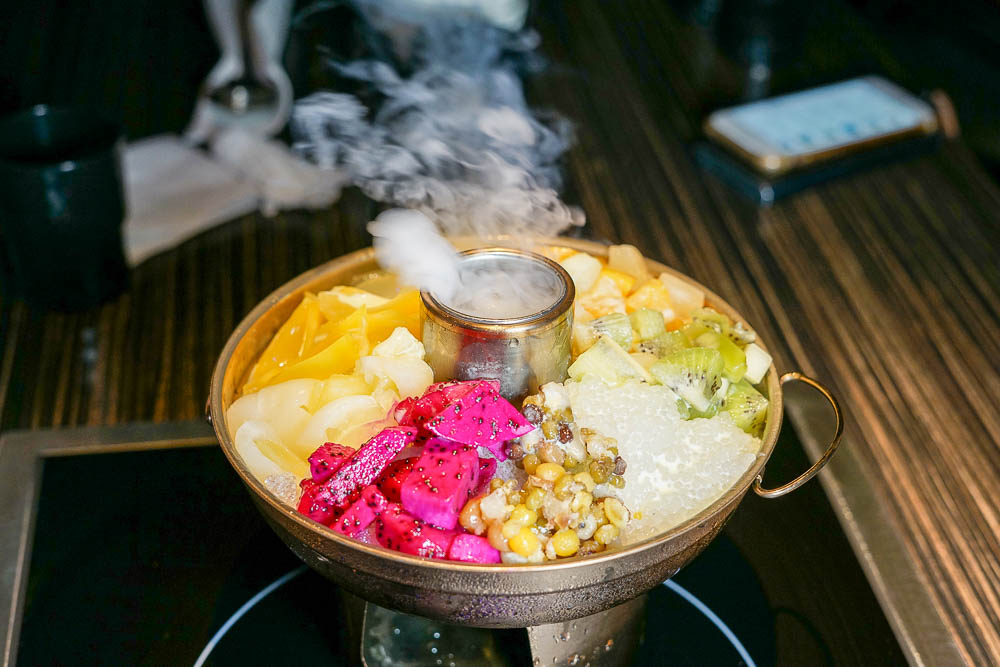 高雄超人氣屋頂海洋餐廳回歸囉!迷幻繽紛的華麗餐酒館!泰式火鍋超澎湃~