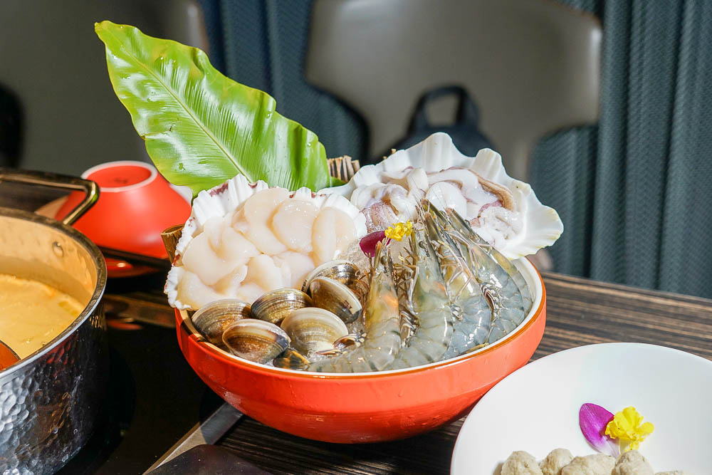 高雄超人氣屋頂海洋餐廳回歸囉!迷幻繽紛的華麗餐酒館!泰式火鍋超澎湃~