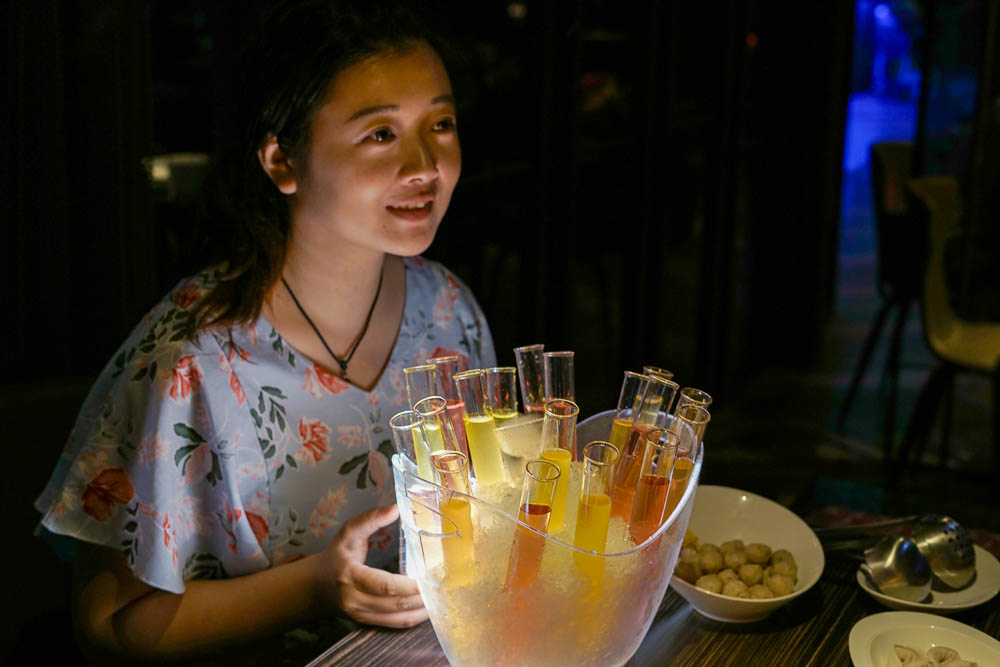 高雄超人氣屋頂海洋餐廳回歸囉!迷幻繽紛的華麗餐酒館!泰式火鍋超澎湃~