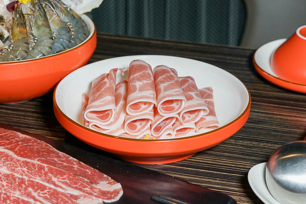 高雄超人氣屋頂海洋餐廳回歸囉!迷幻繽紛的華麗餐酒館!泰式火鍋超澎湃~