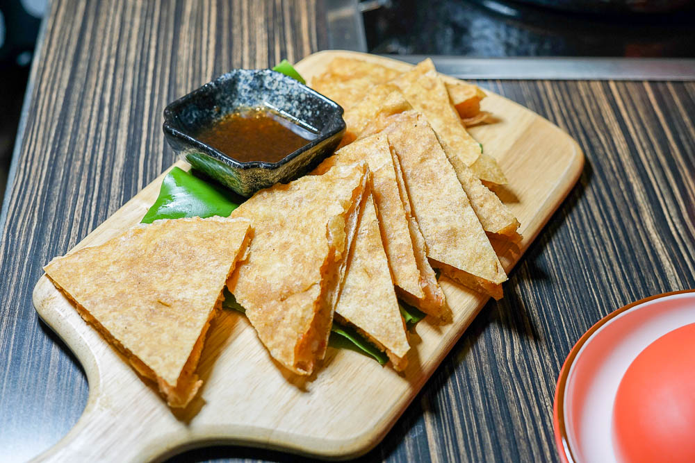 高雄超人氣屋頂海洋餐廳回歸囉!迷幻繽紛的華麗餐酒館!泰式火鍋超澎湃~