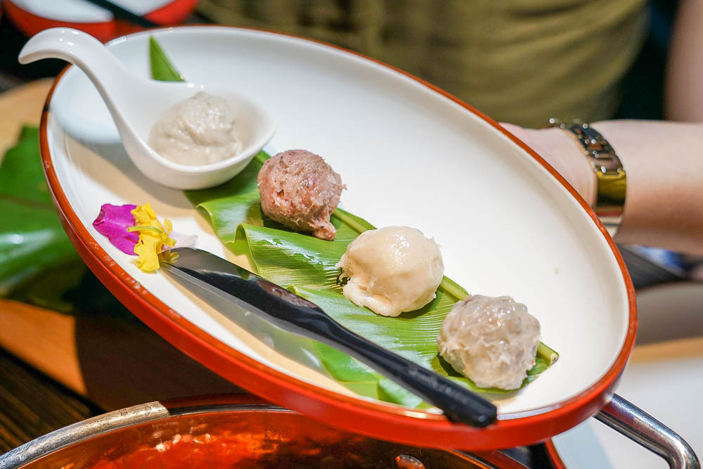 高雄超人氣屋頂海洋餐廳回歸囉!迷幻繽紛的華麗餐酒館!泰式火鍋超澎湃~