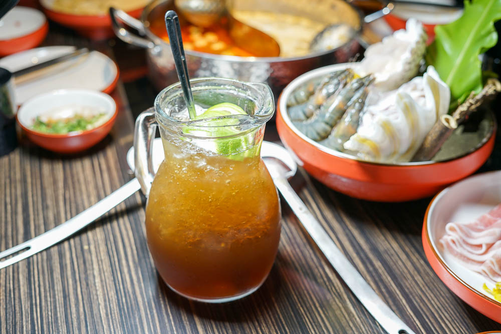 高雄超人氣屋頂海洋餐廳回歸囉!迷幻繽紛的華麗餐酒館!泰式火鍋超澎湃~