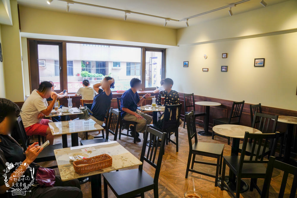 巴索托咖啡館Bassotto Caffè|高雄隱藏在文化中心的義式咖啡廳!站著喝咖啡可以更省錢?!