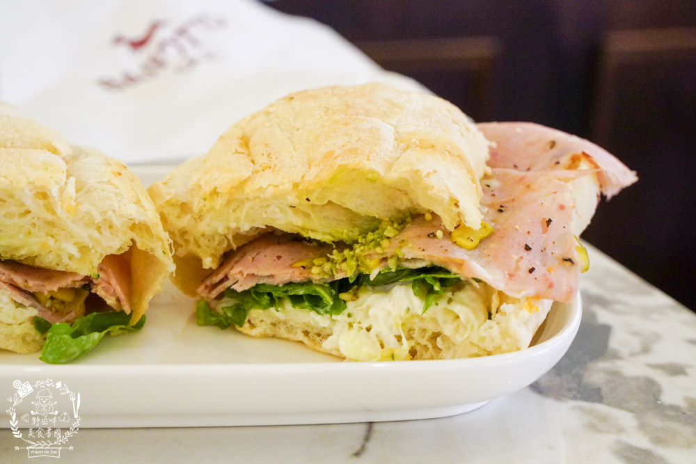 巴索托咖啡館Bassotto Caffè|高雄隱藏在文化中心的義式咖啡廳!站著喝咖啡可以更省錢?!