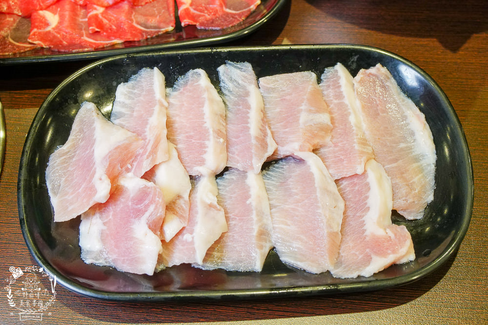 高雄宵夜火鍋[帥之鍋]超霸氣自助吧無限吃到飽!原塊肉現切與不添加味精的湯頭!