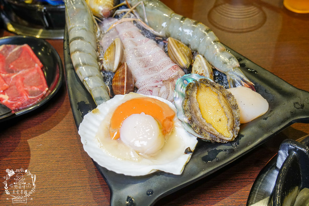 高雄宵夜火鍋[帥之鍋]超霸氣自助吧無限吃到飽!原塊肉現切與不添加味精的湯頭!