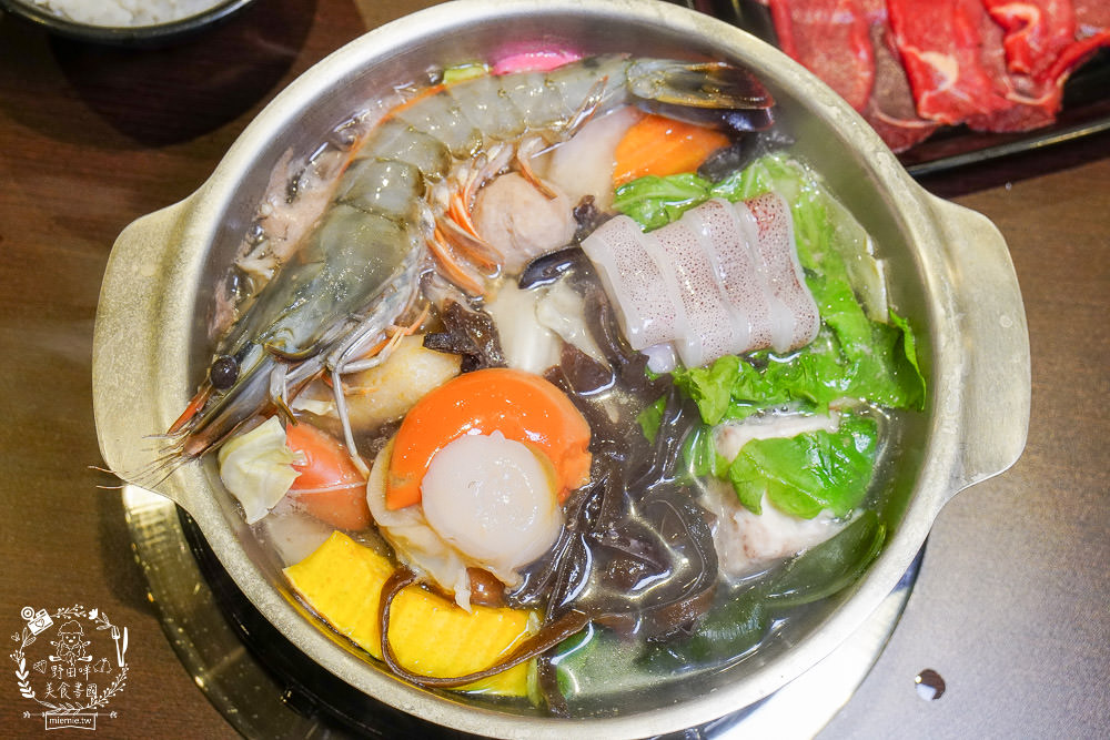 高雄宵夜火鍋[帥之鍋]超霸氣自助吧無限吃到飽!原塊肉現切與不添加味精的湯頭!