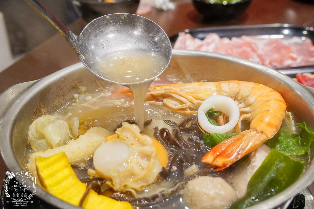 高雄宵夜火鍋[帥之鍋]超霸氣自助吧無限吃到飽!原塊肉現切與不添加味精的湯頭!
