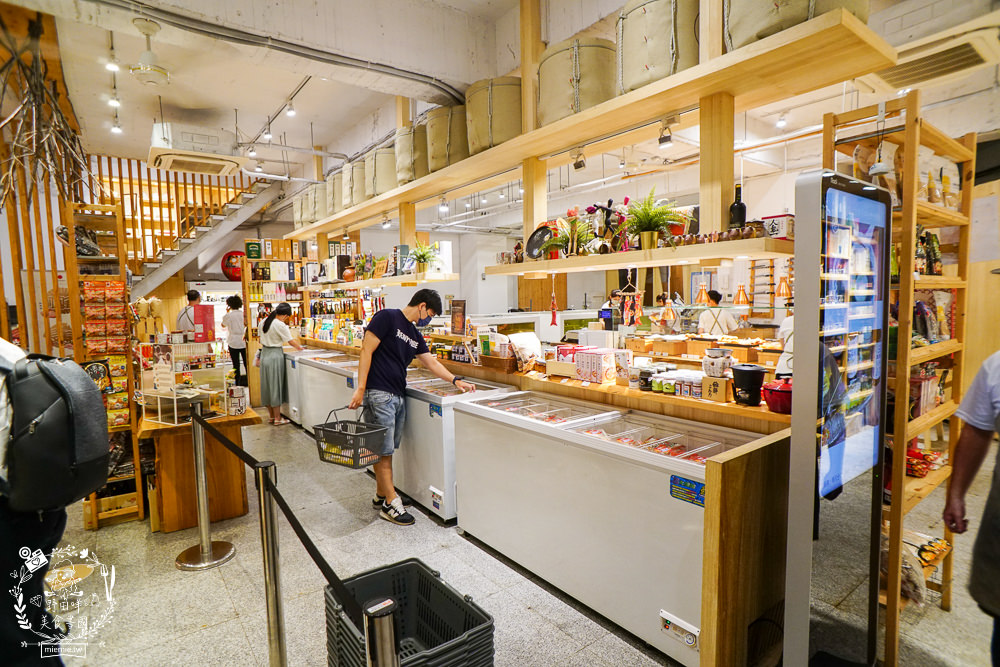 平凡五金行|高雄頂級進口肉品火鍋超市!空運活海鮮與日本和菓子!二樓有免費湯底與內用坐位!