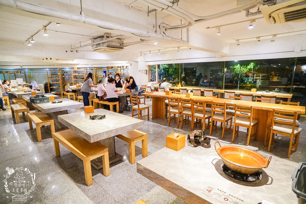 平凡五金行|高雄頂級進口肉品火鍋超市!空運活海鮮與日本和菓子!二樓有免費湯底與內用坐位! - 第42張圖 平凡五金行|高雄頂級進口肉品火鍋超市!空運活海鮮與日本和菓子!二樓有免費湯底與內用坐位!