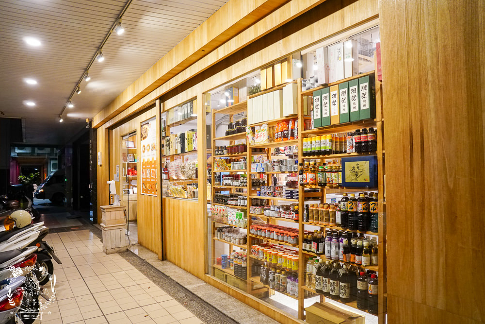 平凡五金行|高雄頂級進口肉品火鍋超市!空運活海鮮與日本和菓子!二樓有免費湯底與內用坐位! - 第5張圖 平凡五金行|高雄頂級進口肉品火鍋超市!空運活海鮮與日本和菓子!二樓有免費湯底與內用坐位!