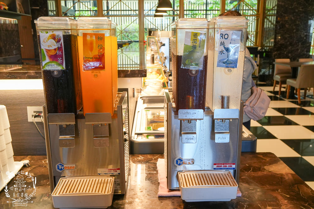 康橋商旅花蓮站前館超澎派的一泊三食!宵夜晚餐有歌手駐唱?中西式自助早餐飽到天靈蓋!居然還有貼心的下午茶點心