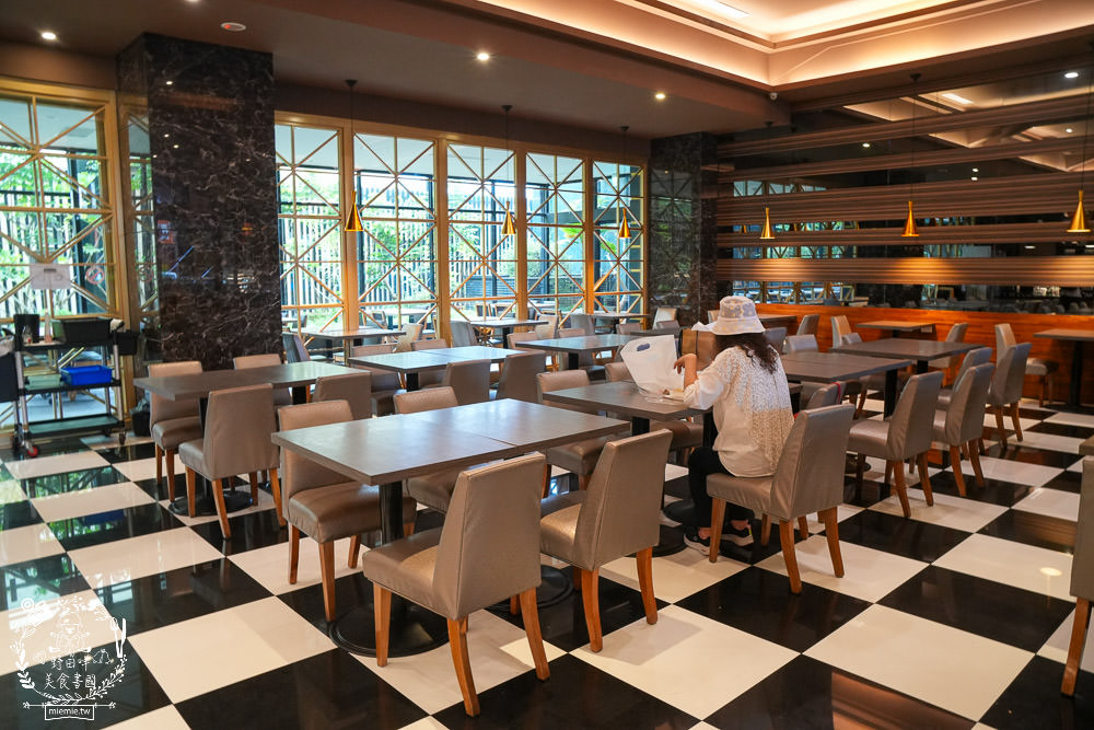康橋商旅花蓮站前館超澎派的一泊三食!宵夜晚餐有歌手駐唱?中西式自助早餐飽到天靈蓋!居然還有貼心的下午茶點心