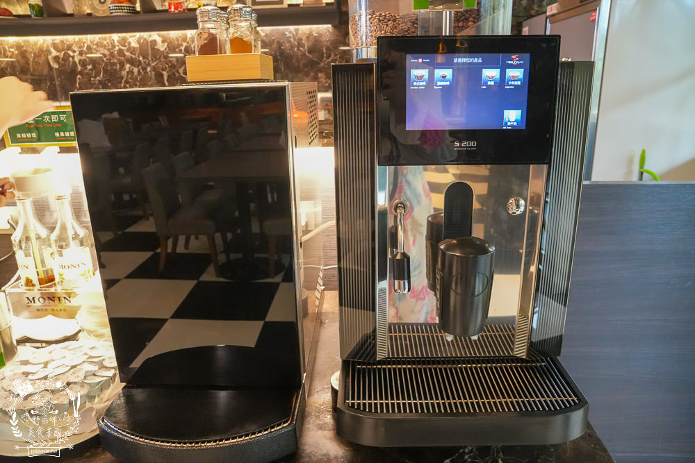 康橋商旅花蓮站前館超澎派的一泊三食!宵夜晚餐有歌手駐唱?中西式自助早餐飽到天靈蓋!居然還有貼心的下午茶點心