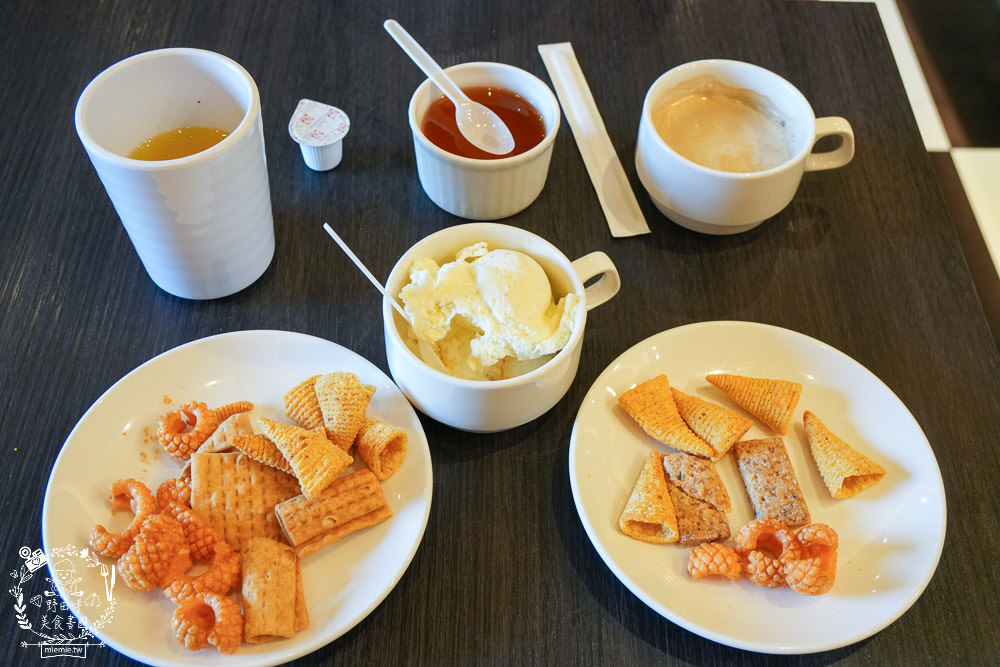 康橋商旅花蓮站前館超澎派的一泊三食!宵夜晚餐有歌手駐唱?中西式自助早餐飽到天靈蓋!居然還有貼心的下午茶點心