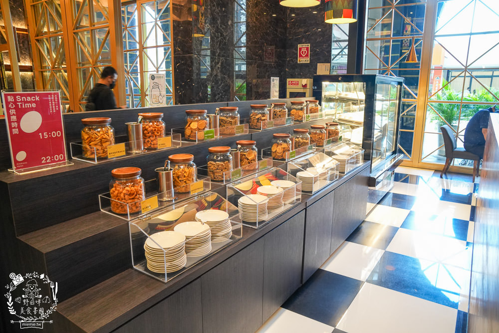 康橋商旅花蓮站前館超澎派的一泊三食!宵夜晚餐有歌手駐唱?中西式自助早餐飽到天靈蓋!居然還有貼心的下午茶點心