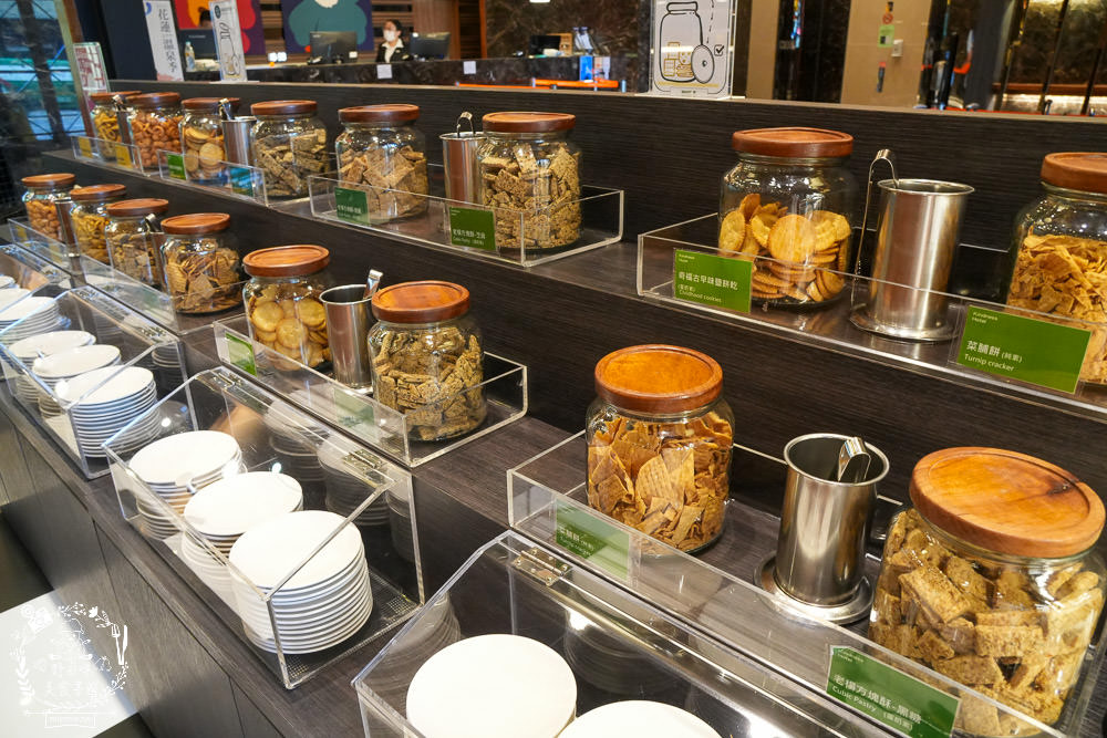 康橋商旅花蓮站前館超澎派的一泊三食!宵夜晚餐有歌手駐唱?中西式自助早餐飽到天靈蓋!居然還有貼心的下午茶點心