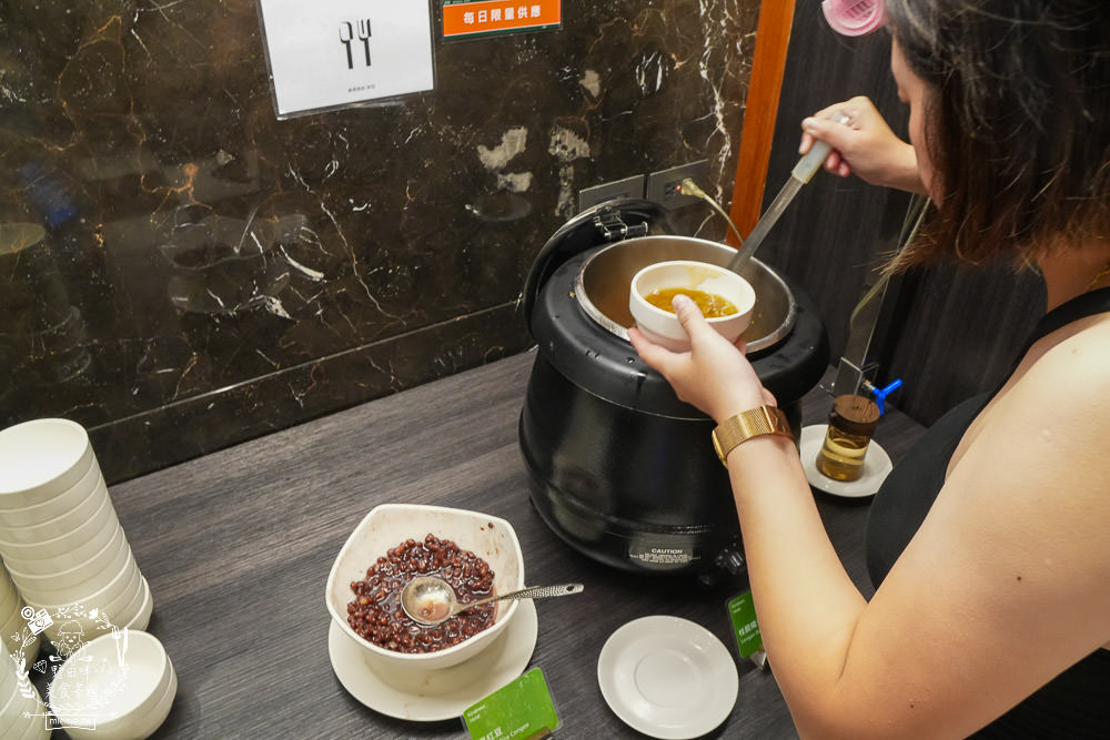 康橋商旅花蓮站前館超澎派的一泊三食!宵夜晚餐有歌手駐唱?中西式自助早餐飽到天靈蓋!居然還有貼心的下午茶點心