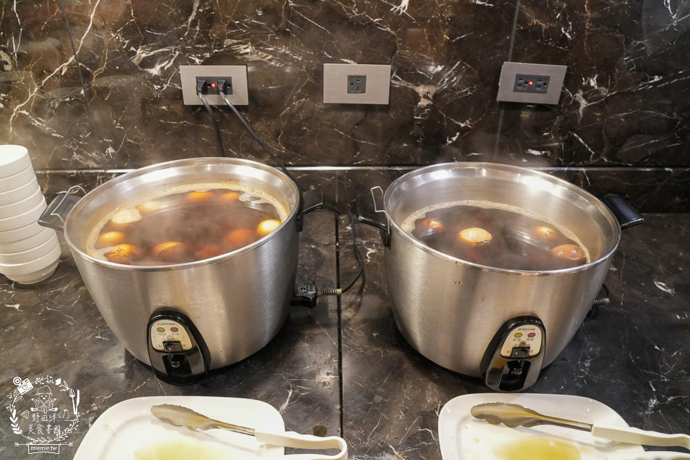 康橋商旅花蓮站前館超澎派的一泊三食!宵夜晚餐有歌手駐唱?中西式自助早餐飽到天靈蓋!居然還有貼心的下午茶點心