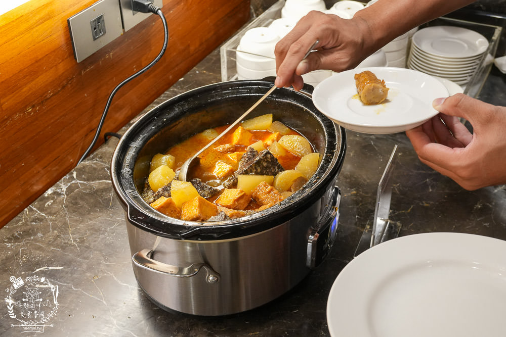康橋商旅花蓮站前館超澎派的一泊三食!宵夜晚餐有歌手駐唱?中西式自助早餐飽到天靈蓋!居然還有貼心的下午茶點心