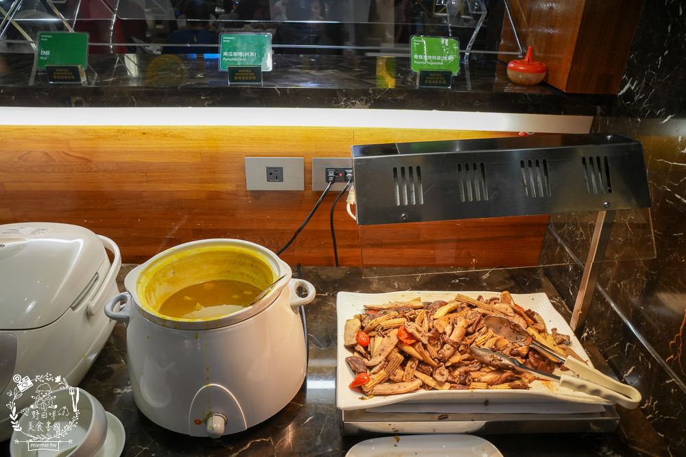 康橋商旅花蓮站前館超澎派的一泊三食!宵夜晚餐有歌手駐唱?中西式自助早餐飽到天靈蓋!居然還有貼心的下午茶點心